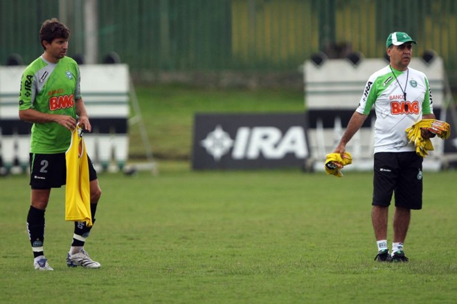 Mais experiente do elenco, Tcheco será o capitão do time misto do Coritiba idealizado pelo técnico Marcelo Oliveira (de boné) no jogo de hoje contra o Cianorte | 