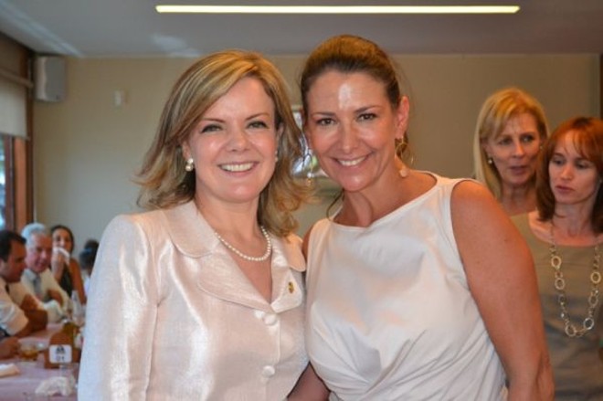 Silvana Boabaid foi prestigiar a posse de Gleisi Hoffmann como senadora, em Brasília. As duas trabalham juntas desde 2006. Após assumir o mandato, Gleisi e as equipes das assessorias de Curitiba e de Brasília foram comemorar na Galheteria Beira Lago. No almoço ela ganhou de presente uma bandeira do Paraná para colocar no gabinete | 