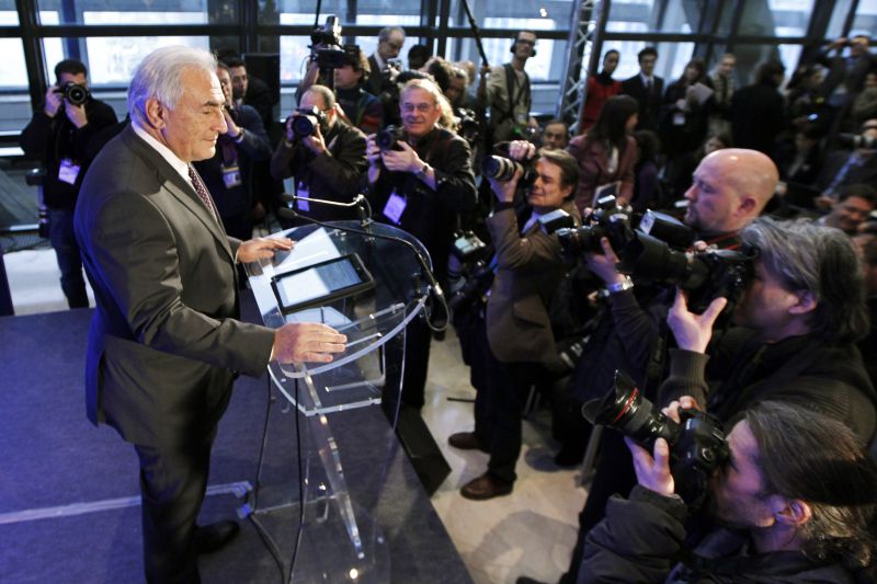 Diretor do Fundo Monetários Internacional (FMI) Dominique Strauss-Kahn concede entrevista coletiva em Paris, na reunião do G-20 | Charles Platiau / Reuters