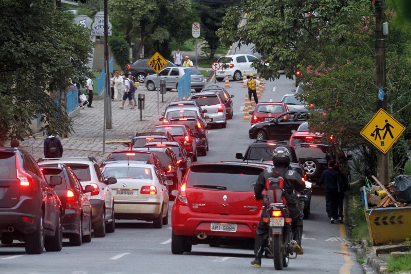 Volta às aulas em escolas particulares deixou o trânsito confuso ontem, em Curitiba | Daniel Castellano/Gazeta do Povo