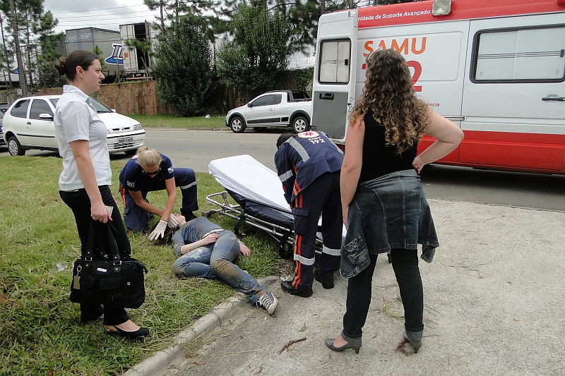 Estudante caída depois de beber demais no trote da Universidade Positivo, ontem: recepção dos calouros foi organizada por veteranos do curso de Arquitetura |