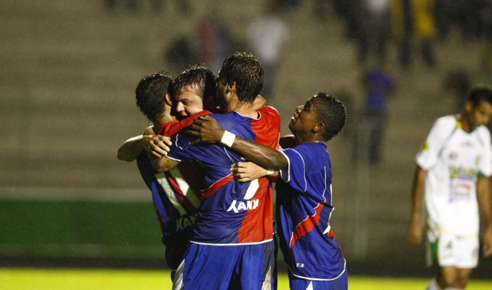 Redenção: depois de um longo jejum, jogadores do Paraná celebram a primeira vitória da temporada em jogos oficiais | Pedro Serápio/Gazeta do Povo