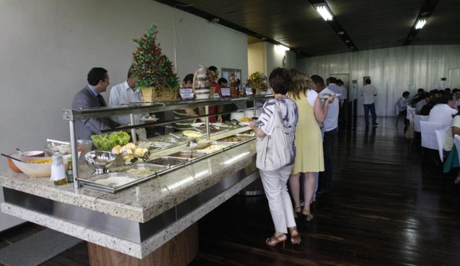 Buffet do Restaurante Leda, que funciona no prédio da Assembleia desde 2006 e que faturou ao menos R$ 586 mil no ano passado: licitação para uso do espaço, questionada por especialistas, só foi realizada em 2008, dois anos após o início do funcionamento | 