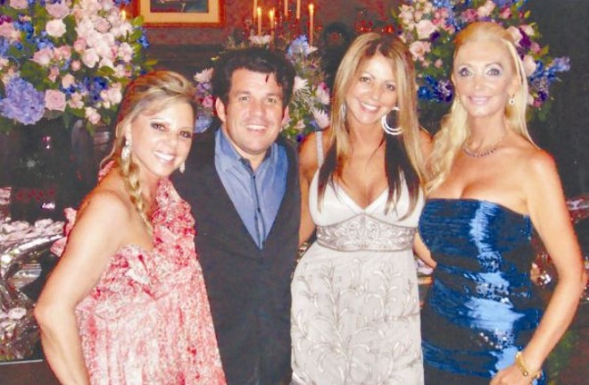 Nos salões do Clube Concórdia, em recepção na qual o chef César Monteiro grifou o jantar, ele posa ao lado de Zaira Galléas, Neusa Madalosso e Vânia Dalmaz |