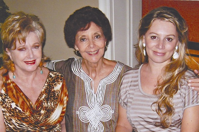 Recentemente no Rio, Marilita Carneiro, entre as curitibanas Maria Ângela e Maria Inês Tassi. As artistas Tassi foram centro de jantar de Marilita, ao mesmo tempo que comemoravam a bem sucedida mostra de joias de Maria Inês em salão carioca | 