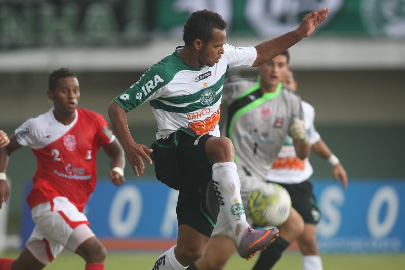 O centroavante Bill, autor de dois gols ontem, foi a referência ofensiva do Coxa em Paranaguá | Valterci Santos/ Gazeta do Povo