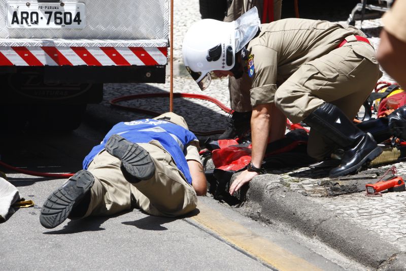 Homem foi tirado do bueiro no fim da manhã desta sexta-feira | Daniel Castellano/Agência de Notícias Gazeta do Povo