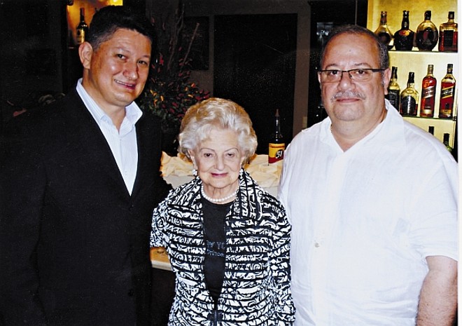 Na volta da apreciada feijoada ao cardápio do Mabu Royal & Premium Hotel, a colunista Juril Carnasciali foi recepcionada pelo superintendente da rede, Mabu Alberto Asseis ( à direita), e pelo gerente-geral do Hotel, Jair Ansolin | 