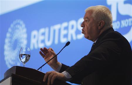 Fernando Teixeira dos Santos fala a uma conferência organizada pela Reuters e a rádio TSF em Lisboa, 28 de fevereiro de 2011 | REUTERS/Rafael Marchante
