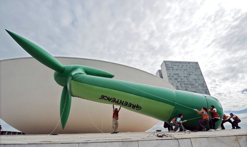 Manifestação: ambientalistas do Greenpeace fazem protesto no Congresso pela demora da votação da Lei de Renováveis | Evaristo Sá/AFP