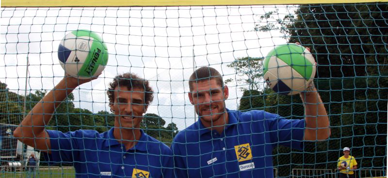 O paranaense Emanuel e o parceiro Alison acompanharam o início da etapa de Curitiba do Circuito Nacional: campeão olímpico culpa falta de uma competição estadual forte pela ausência de jovens talentos | Walter Alves/Gazeta do Povo