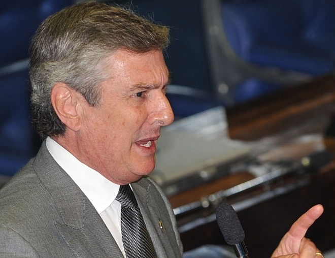 Em busca de espaço -Ofuscado pelo poder do presidente José Sarney (PMDB-AP) e pelo oposicionismo de Itamar Franco (PPS-MG), também ex-presidentes, o senador Fernando Collor (PTB-AL, foto) ganhou um palco particular para se projetar: foi eleito para comandar a Comissão de Relações Exteriores do Senado. Nos últimos dois anos, Collor chefiou a Comissão de Infraestrutura, que fiscaliza as obras do PAC. Ao ser confirmado no comando da Comissão, Collor prometeu realizar, ao longo do ano, uma série de audiências públicas sobre a situação geopolítica mundial. |