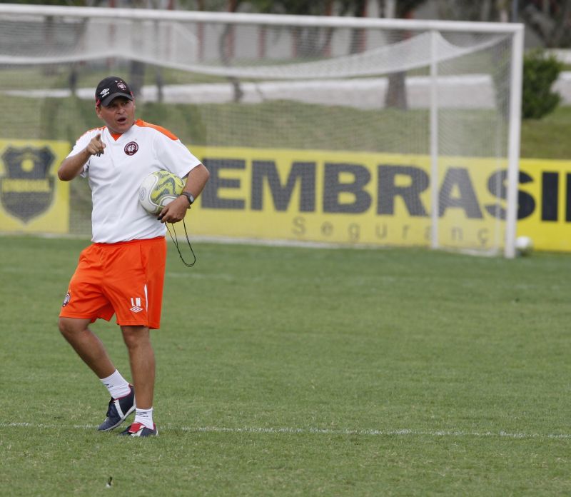 O interino Leandro Niehues segue no comando da equipe por ora. Para o presidente do clube, não há melhores opções no mercado | Marcelo Elias / Gazeta do Povo