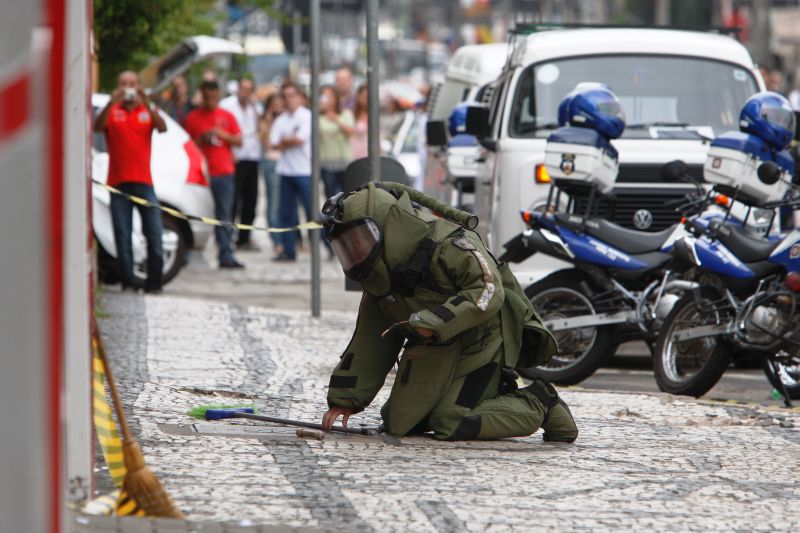 Policial do COE faz verificação em bomba caseira deixada em frente a um abrigo da FAS, na Avenida Visconde de Guarapuava | Daniel Castellano / Agência de Notícias Gazeta do Povo
