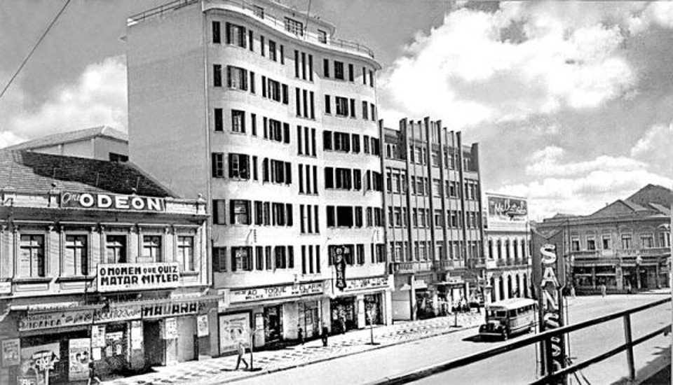 Avenida João Pessoa (Luiz Xavier) em 1942, já então conhecida como Cinelândia, onde vemos os cines Odeon e Ópera | 