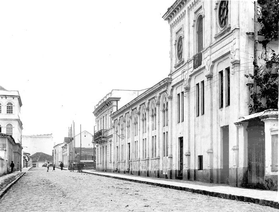 Theatro Hauer, na Rua Mateus Leme, onde consta ter sido o local da primeira projeção de cinema em Curitiba, em 1897. A foto é de 1904. Ali se instalou também o Cine Marabá |