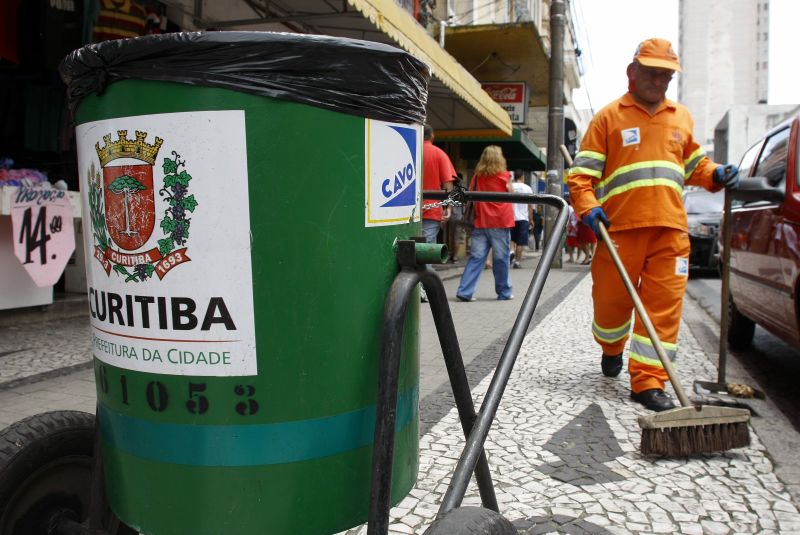 Funcionário da Cavo, empresa cujo contrato com a prefeitura termina neste ano, varre rua em Curitiba: nova licitação faz uma série de exigências, e impede empresas de formarem consórcio para disputar o serviço | Hugo Harada/Gazeta do Povo