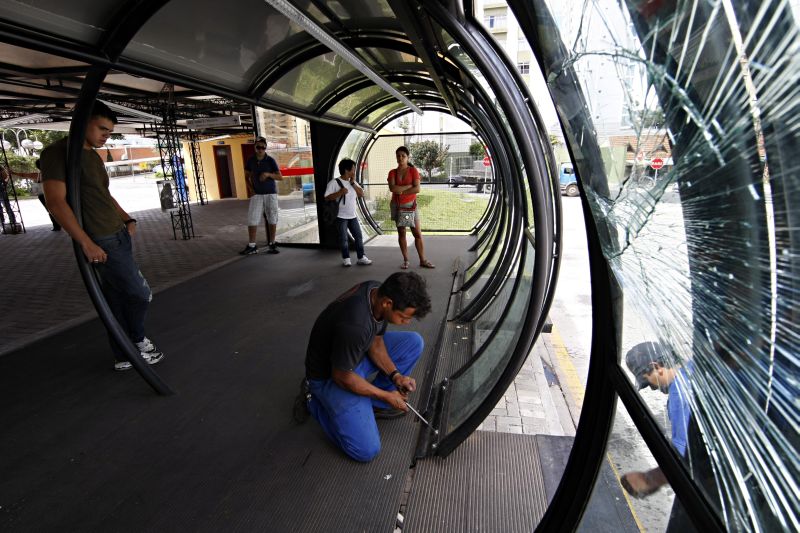 Estações-tubo do Terminal do Cabral continuam em manutenção. Portas precisam da ajuda de passageiros para abrir | Fotos: Albari Rosa/Gazeta do Povo