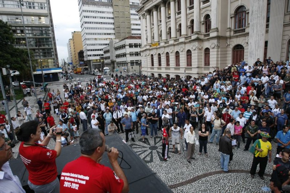 Assembleia realizada ontem na Praça Santos Andrade, em Curitiba, decidiu detalhes da paralisação | Marcelo Elias / Gazeta do Povo
