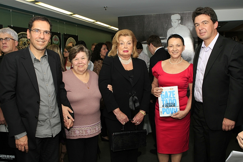 Os jornalistas José Carlos Fernandes (à esq.) e Márcio Renato dos Santos (à dir.), autores do livro Todo dia nunca é igual, com as senhoras Teresinha Döring Cunha Pereira (de preto) e Elsa Lemanski (de vermelho), viúvas dos empresários Francisco Cunha Pereira Filho e Edmundo Lemanski, e dona Maria Judite Fernandes, mãe de José Carlos , no concorrido coquetel de lançamento da obra, ontem à noite, no Espaço Cultural David Carneiro | Fotos: Antonio Costa/Gazeta do Povo