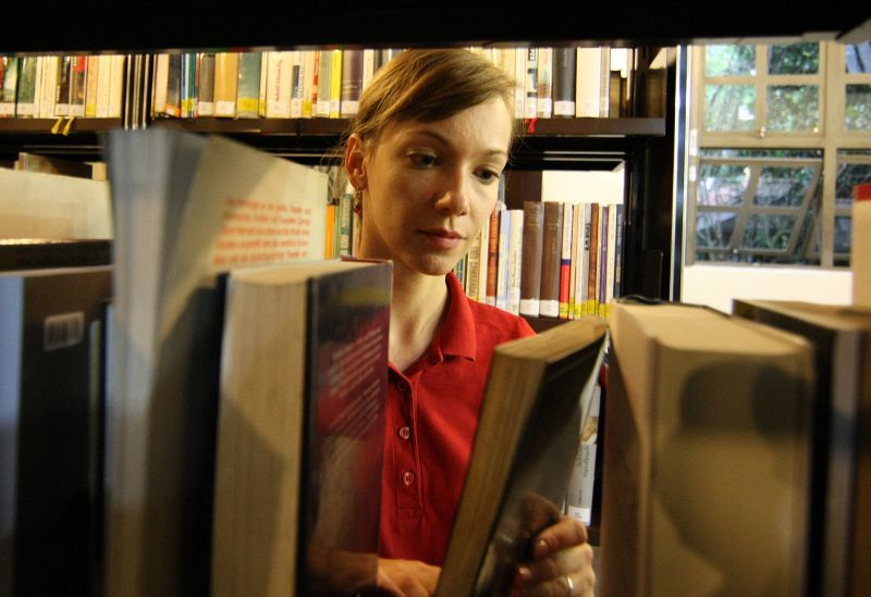 Juliana Müller, que atende 600 usuários da biblioteca do Instituto Goethe | Pedro Serápio/Gazeta do Povo