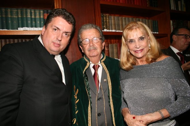 O desembargador aposentado Jeorling Cordeiro Cleve recebeu Lylian Vargas, viúva do escritor e historiador Túlio Vargas, e seu filho, Marco Túlio, em sua posse na Academia Paranaense de Letras. Cleve assumiu a cadeira 23, que foi ocupada por Vargas | 