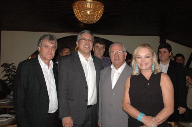 O ex-ministro da Saúde, Luiz Carlos Borges da Silveira (ao centro), recebeu o atual titular da pasta, Alexandre Padilha (à esq.), para o jantar em comemoração à sua posse como secretário de Ciência e Tecnologia do Tocantins, em Palmas. Também na foto, Maria Inês Borges da Silveira |