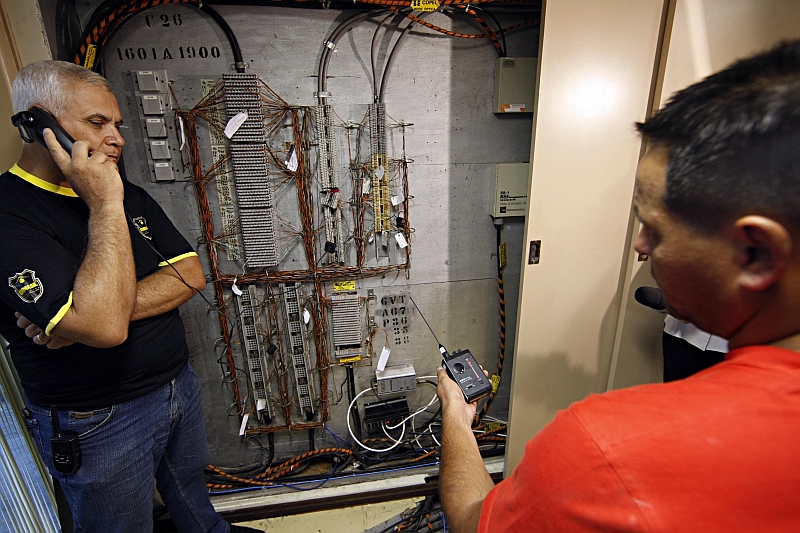 Técnicos da Embrasil, na central telefônica da Assembleia: grampo pode ser na verdade sistema antiescuta | Albari Rosa/ Gazeta do Povo