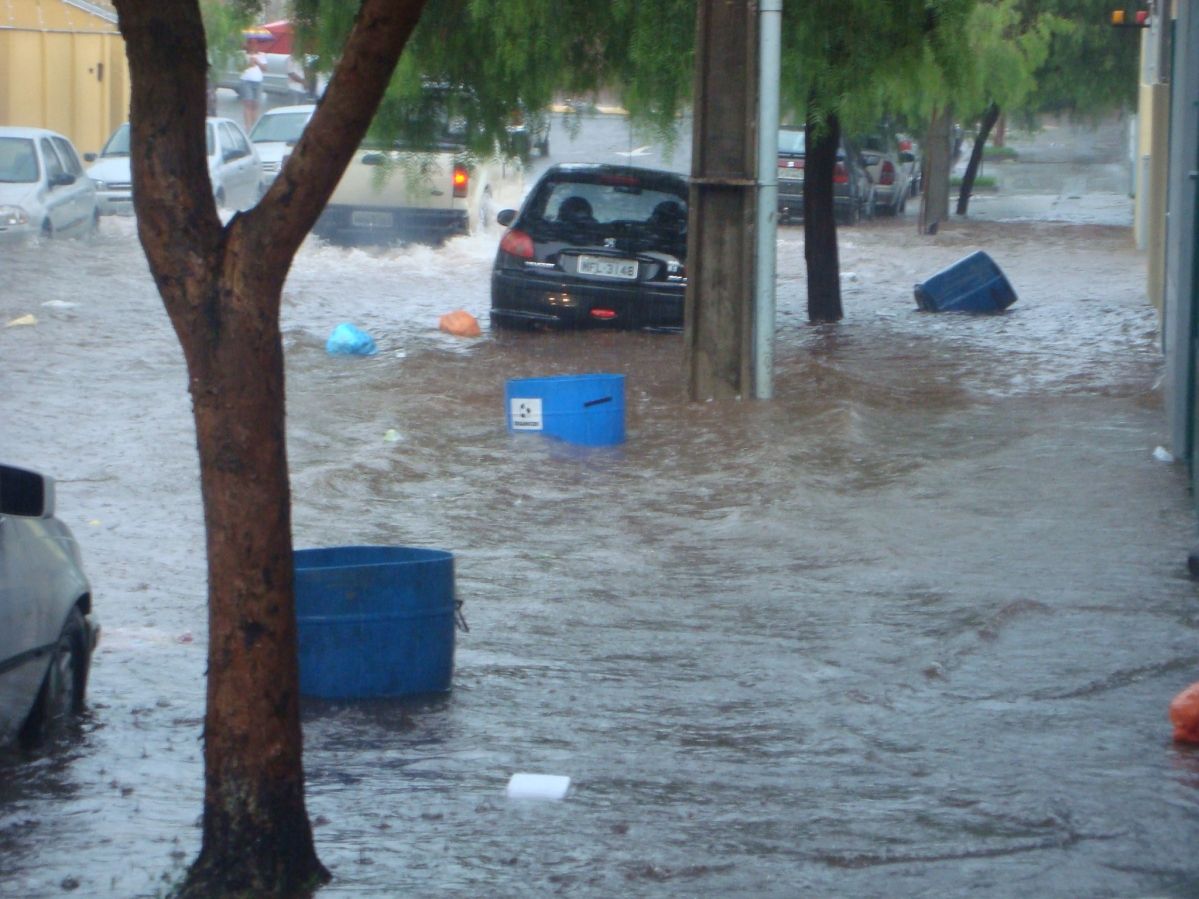A Rua Andirá, na região central de Londrina, ficou completamente alagada | Foto do leitor