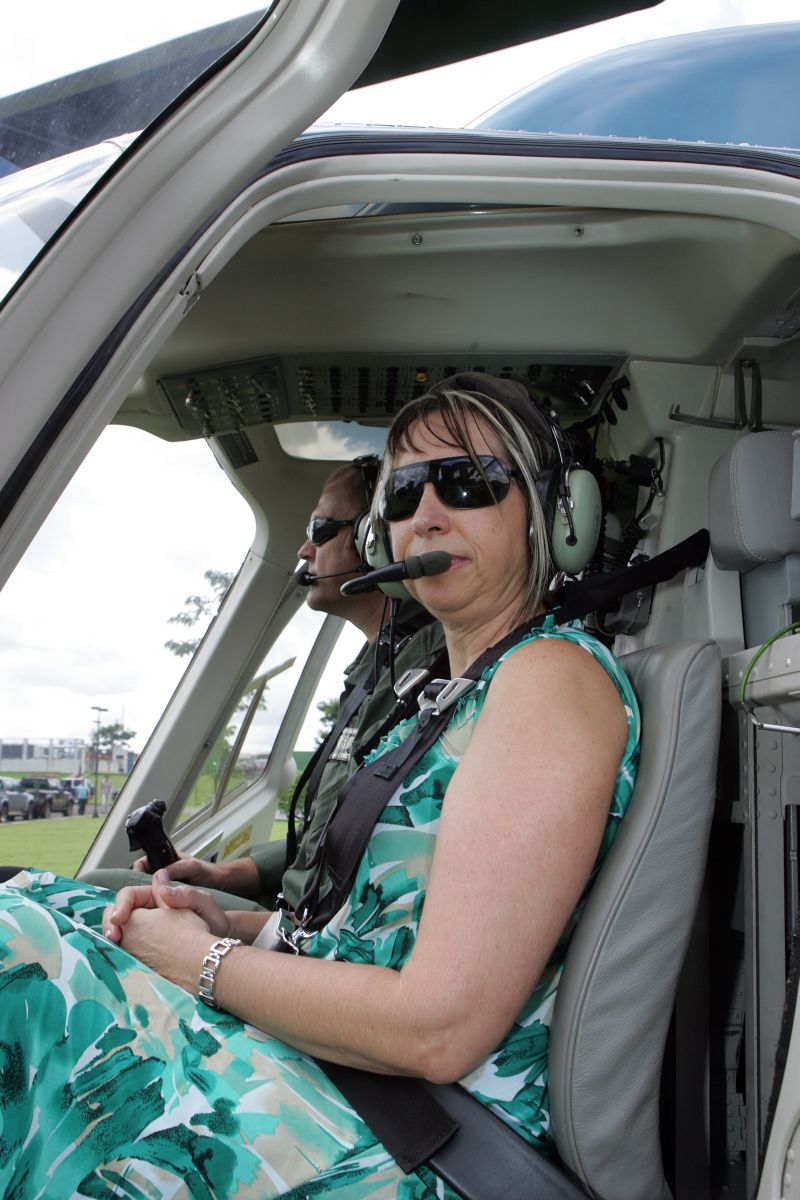 Ainda estamos planejando de que forma as representações que integrarão o gabinete vão agir. Temos que trabalhar na asfixia financeira das organizações criminosas.
Regina Miki, secretária nacional de Segurança Pública, que esteve ontem em Foz do Iguaçu e sobrevoou o Lago de Itaipu | Christian Rizzi/Gazeta do Povo