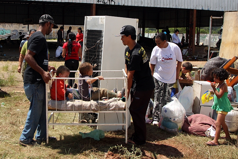 Famílias deixaram os poucos pertences na calçada após o despejo: ocupação impedia o início das aulas | Walter Alves/Gazeta do Povo
