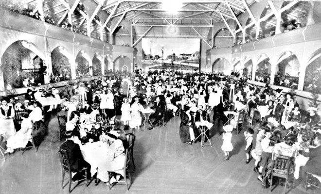 O barracão onde estava instalado o Cine Theatro Palácio. A foto é de um chá beneficente ocorrido em 1916 |