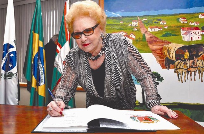 RETORNO À CÂMARA A vereadora Nely Almeida retornou à Câmara Municipal como vereadora e promete continuar o elogiável trabalho em prol de causas sociais e assistenciais, que é tão conhecido de seus eleitores | 