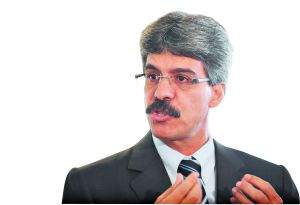 As próprias centrais sindicais sempre ressaltaram que a política do salário mínimo recuperou o poder de compra do trabalhador.
Luiz Sérgio, ministro das Relações Institucionais | Wilson Dias/ABr