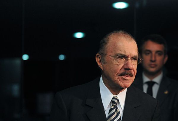 O presidente do Senado, José Sarney, fala à impresa ao chegar no Congresso Nacional, sobre o salário mínimo de R$ 545 proposto pelo Executivo | Antonio Cruz/ABr