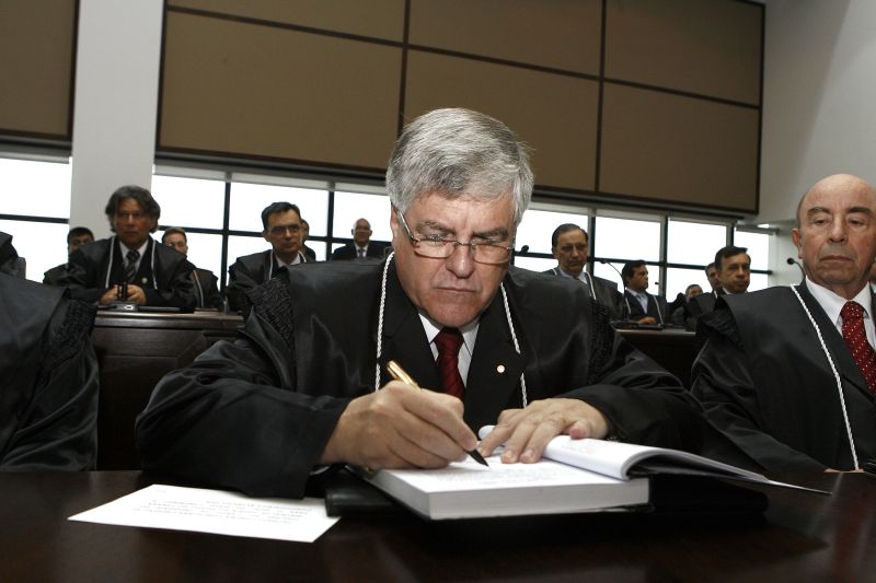 Kfouri assinando o termo de posse: prioridade para a primeira instância | Hedeson Alves/Gazeta do Povo