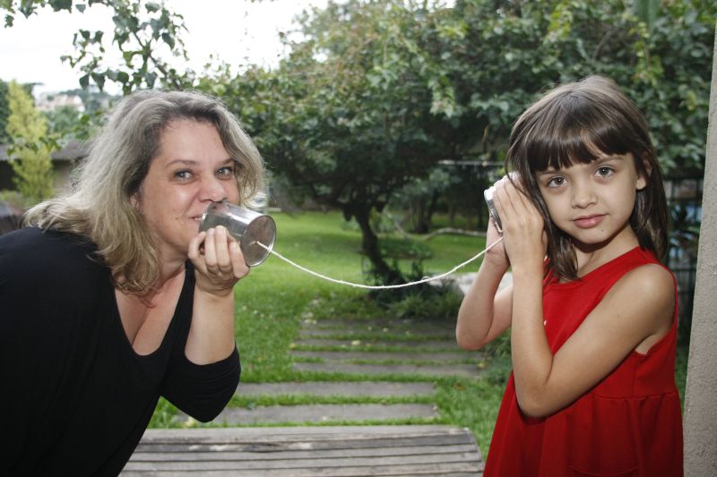 Sabrina percebeu que a retenção da filha Selena, no 2º ano, fez bem à autoestima da menina. Até a relação entre as duas melhorou, garante a mãe | Pedro Serápio/ Gazeta do Povo