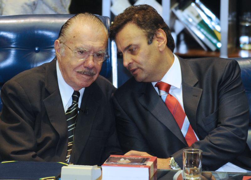 Sarney e Aécio Neves: para o senador mineiro, o presidente do Senado não pode colocar em votação apenas as partes da reforma política que obtiverem consenso dentro da comissão ou dos partidos políticos | Antonio Cruz/Agência Senado