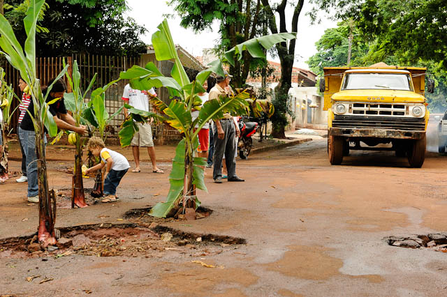 Os moradores de Sarandi dizem que enfrentam o problema há mais de um ano | Fábio Dias/Gazeta Maringá