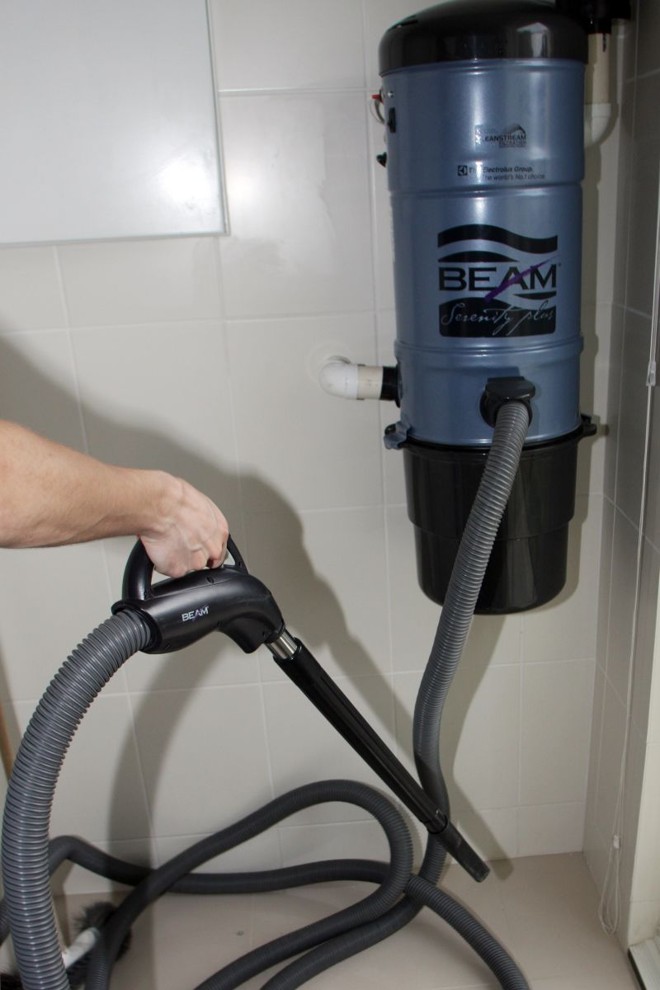 Detalhes do sistema de aspiração: cano é conectado nas tomadas especiais e a sujeira fica armazenada em uma espécie de balde | 