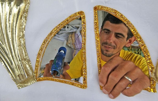 Fabiano Gutiérrez dá os últimos retoques nas fantasias da escola Império do Irajá, de Paranaguá | 