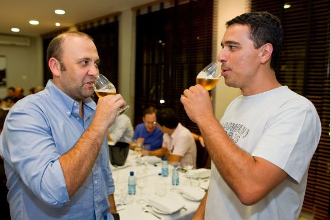 Marcius Madalosso (de camisa azul) e Beto Onofre, da loja Templo da Cerveja, na degustação de cervejas importadas realizada quarta-feira na Vino! Batel, especializada em vinhos |