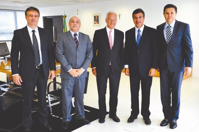 O governador Beto Richa recebeu nesta semana o presidente da multinacional francesa Essilor/Varilux, Thomas Bayer (ao centro). Ele veio apresentar o projeto de ampliação da Essilor Coating no Paraná. Durante a visita anunciou a doação de 10 mil pares de lentes de grau para a Secretaria da Família e Desenvolvimento Social, comandada pela primeira-dama, Fernanda Richa. Também na foto, os executivos Hércules Penachio e Talles Simões (ambos à esq.) e o empresário Demóstenes Albernaz (à dir.) |