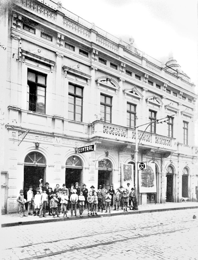 Fachada do Cine Central, no início da Rua XV, em 1919 | 