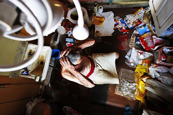 Aos 87 anos e negligenciado pela família, idoso morador do Jardim Botânico foi socorrido pelos vizinhos | Daniel Castellano/ Gazeta do Povo