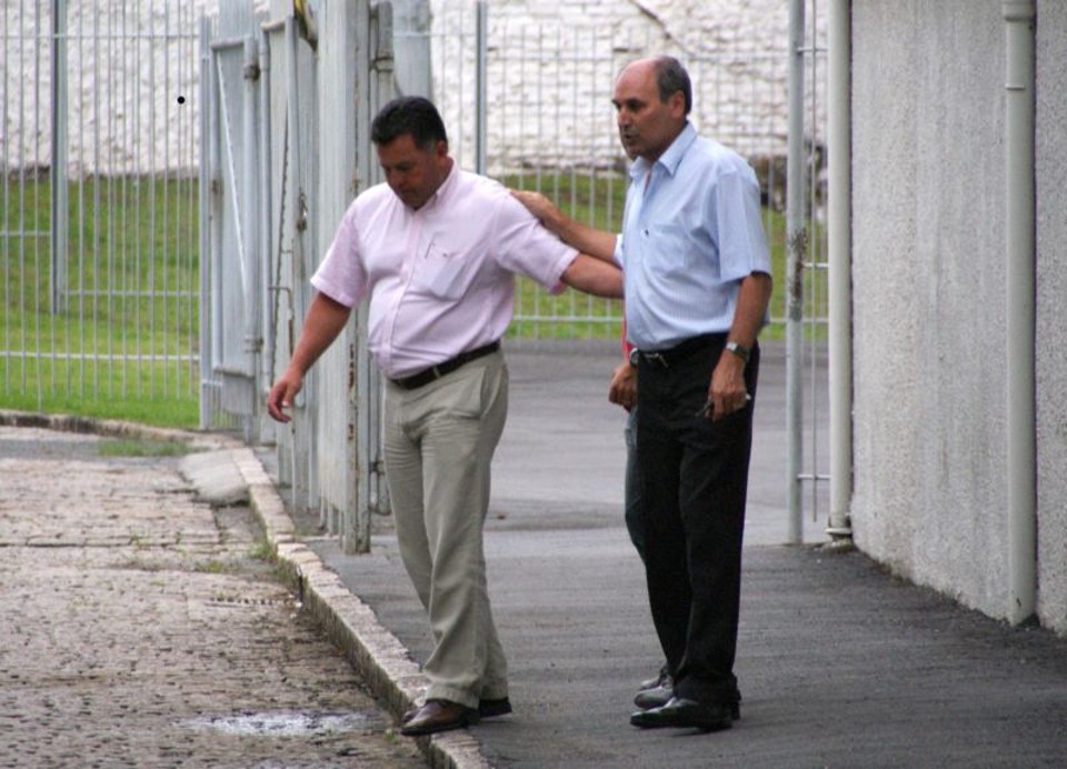Roberto Cavalo(esq) se despede do presidente paranista Aquilino Romani no estacionamento da Vila Capanema. Treinador vinha sendo bancado no cargo de técnico do Paraná pelo dirigente | Marcos André Lima / Gazeta do Povo