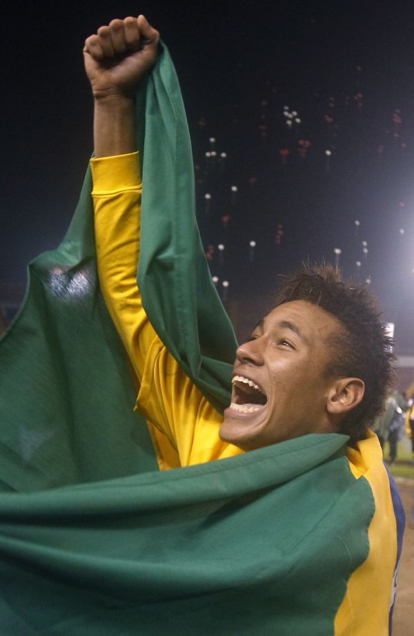 Neymar festeja enrolado na bandeira do Brasil: artilheiro e melhor jogador do torneio, ele viu Lucas brilhar contra o Uruguai | Mariana Bazo/Reuters