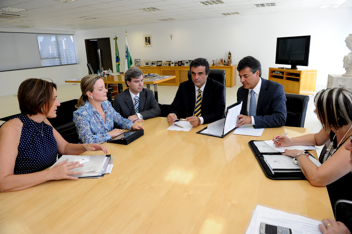 Governador Beto Richa recebe o Ministro da Justiça, José Eduardo Cardozo no gabinete do Palácio das Araucárias | Ricardo Almeida / AENotícias