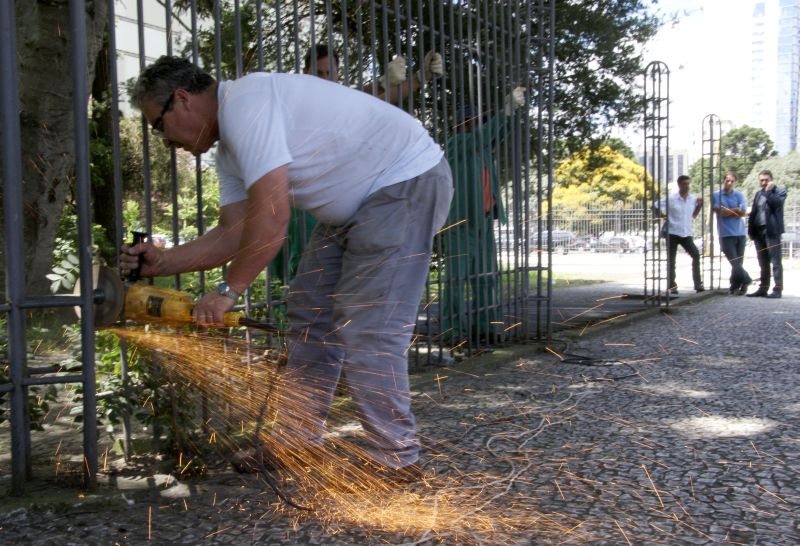 Grades que ficavam em volta da Praça Nossa Senhora de Salete, na frente da Assembleia Legislativa, são retiradas | Marco Andre Lima / Agência de Notícias Gazeta do Povo