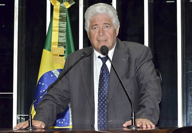 Confusão -O senador Roberto Requião (PMDB, foto) em seu discurso ontem no plenário do Senado cometeu pelo menos três gafes enquanto defendia o salário mínimo de R$ 560. A mais grave foi chamar de